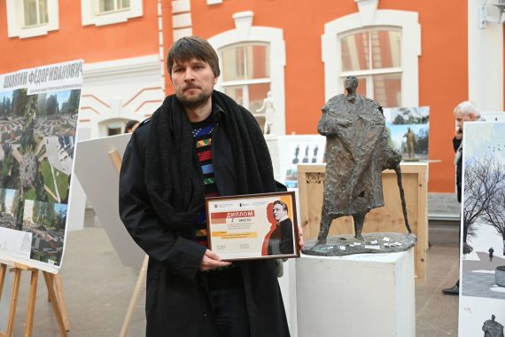 Скульптор со своей работой. Фото: kgainfo.spb.ru.