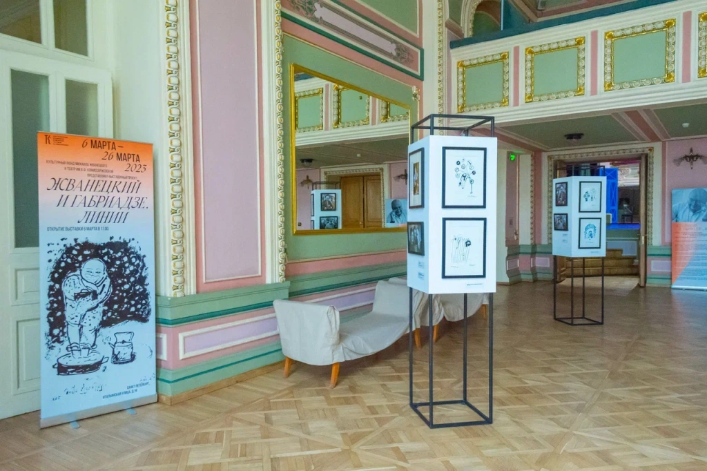 Зрители могут ознакомиться с историей театра, ожидая спектакль. Фото: Ирина Иванова. 