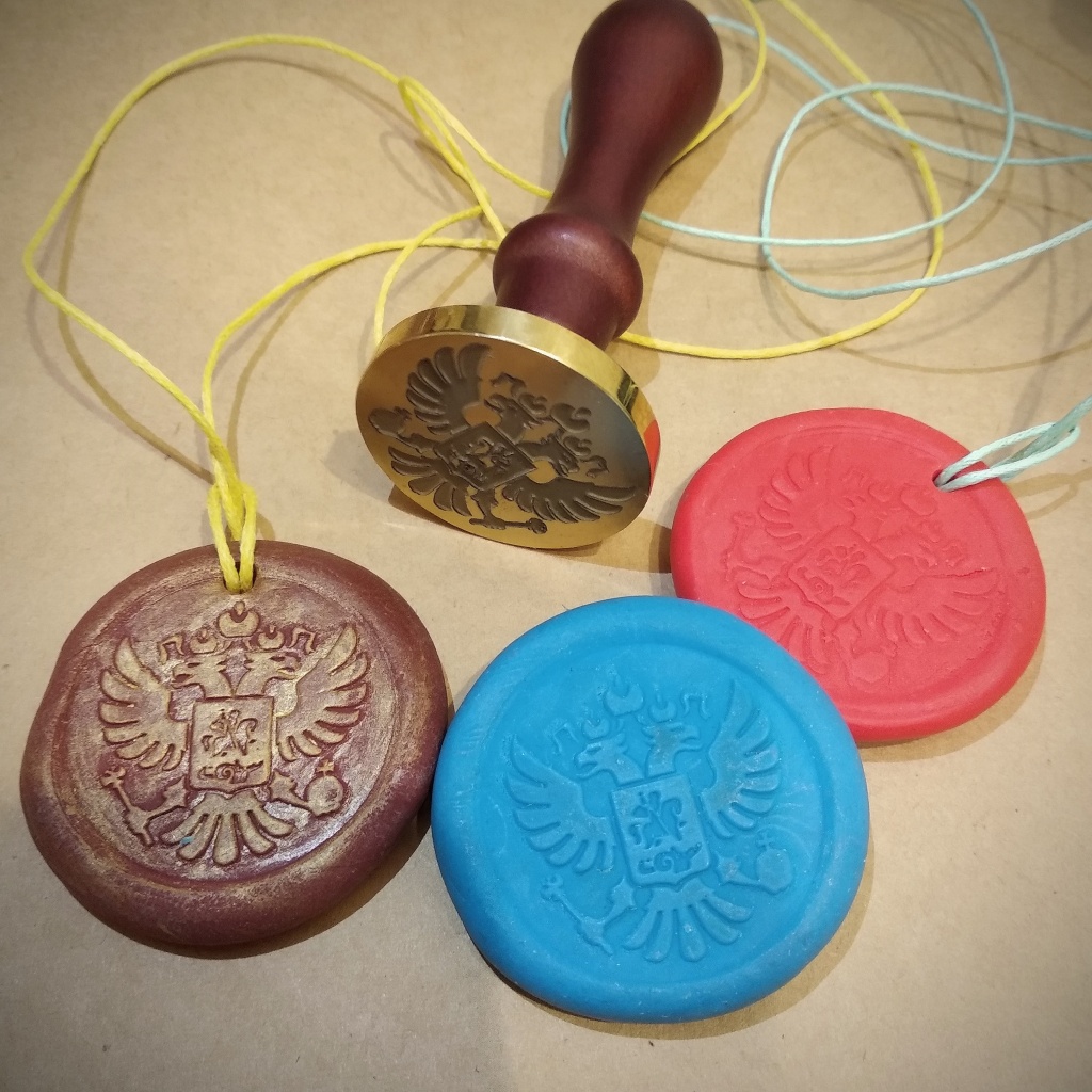 Гербовая печать на мастер-классе. Правообладатель: пресс-служба Музея политической истории России.