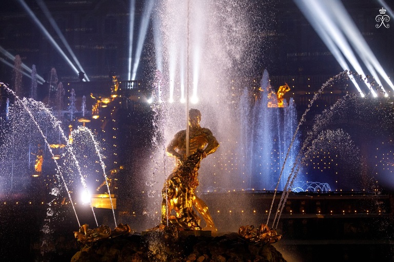 Осенний праздник фонтанов 2023. Источник: vk.com/peterhof_museum. Правообладатель: ГМЗ «Петергоф». Осенний праздник фонтанов 2023. Источник: vk.com/peterhof_museum. Правообладатель: ГМЗ «Петергоф».