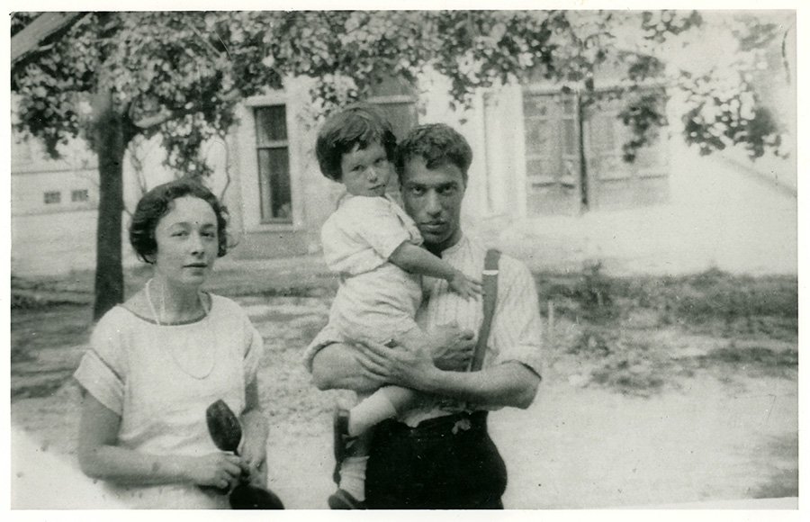 Борис, Евгения и Женя Пастернаки. Автор фото: Илья Эренбург. Борис, Евгения и Женя Пастернаки. Фотография Ильи Эренбурга.