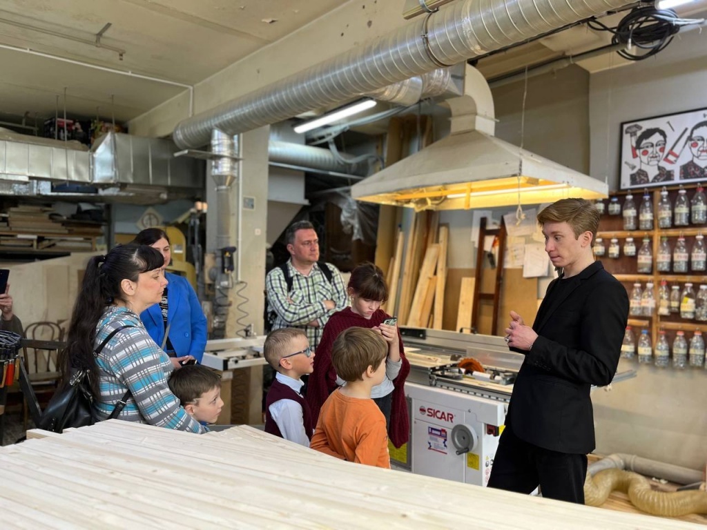 Экскурсия по закулисью в кукольном театре сказки. Фото: Дарья Бутина.