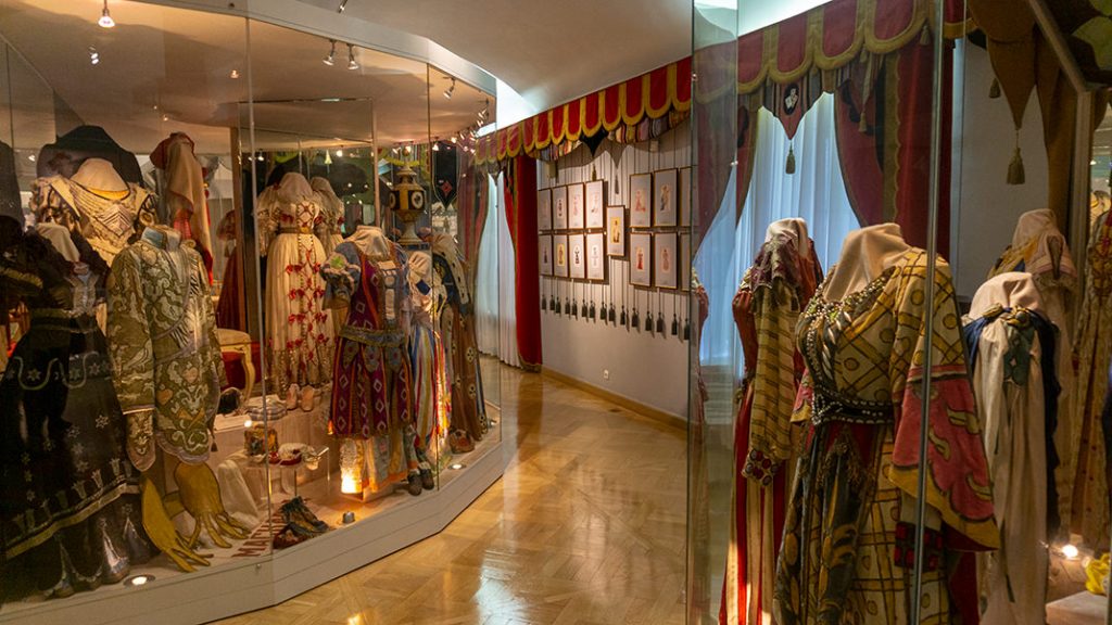 Фото: magazineart.art/online/aleksandrinskij-teatr-gid-po-muzeju-russkoj-dramy / Общий вид Головинского зала. Фото: magazineart.art/online/aleksandrinskij-teatr-gid-po-muzeju-russkoj-dramy / Общий вид Головинского зала.