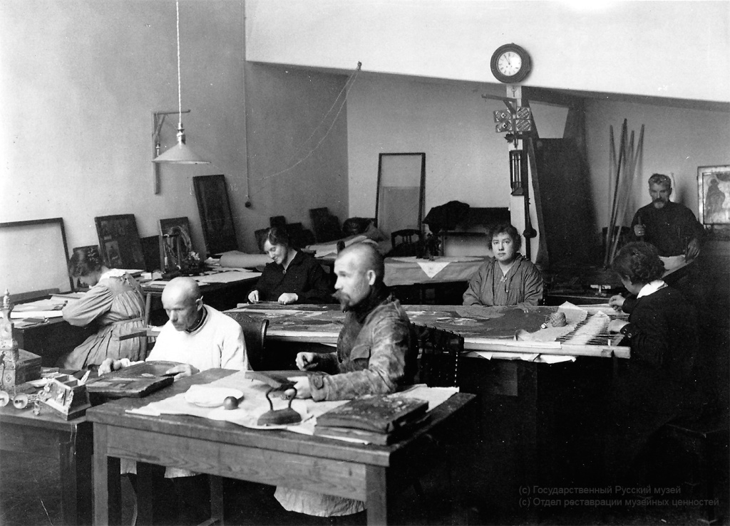 Реставрационная мастерская. 1925 г. Слева направо Н.С. Благовещенская, И.Я. Челноков, М.П. Покровская, М.М. Тюлин (), А.Н. Суворова, А.В. Уханова, Я.И. Уткин.jpg