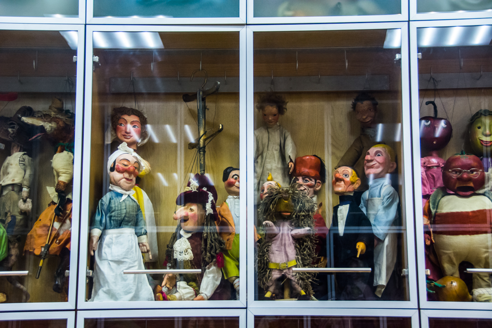 Марионетки театра за стеклом. Фото: Ирина Иванова.