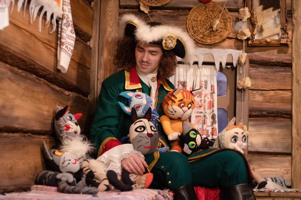 Правообладатель: skazkindom.spb.ru. Сцена Эрмитажные коты.jpg