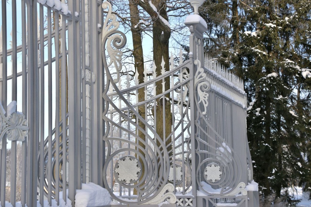 Изготовленные металлические пилоны и кованые створки установили на первоначальные места. 