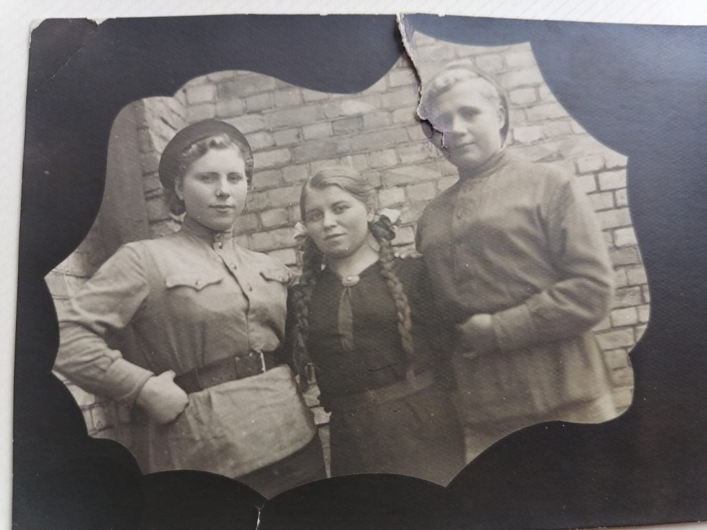 В составе группы на фото: Лидия Фёдоровна Париевская (Мельникова). Из личного архива семьи Бильди. В составе группы на фото: Лидия Фёдоровна Париевская (Мельникова). Из личного архива семьи Бильди.