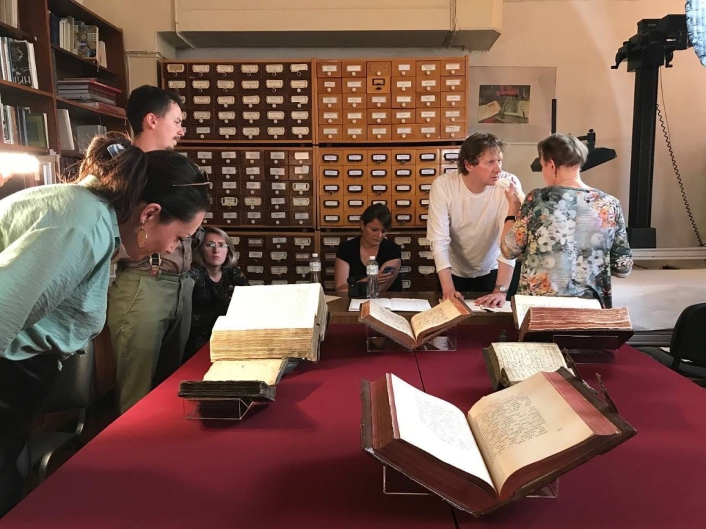 Съемочная группа за изучением экспонатов. Правообладатель: пресс-служба ООО «Языки без границ».