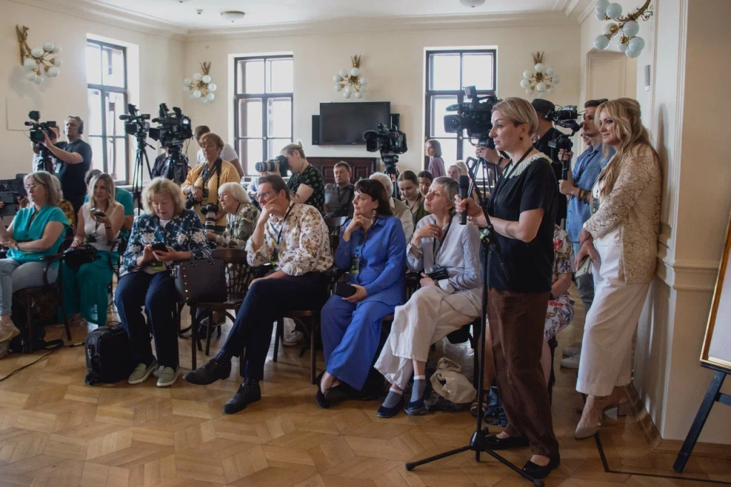 На пресс-конференцию пришло много журналистов, стремящихся задать свои вопросы Хабенскому. Фото: Ирина Иванова. 