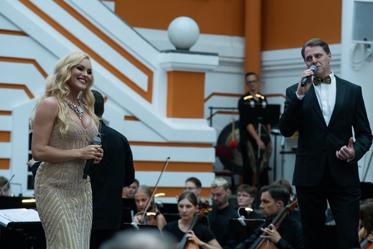 Иван Ожогин и Анастасия Вишневская. Фото предоставлено пресс-службой фестиваля «Петербургские набережные». Правообладатель: Фонд «Дворцы Санкт-Петербурга». Иван Ожогин и Анастасия Вишневская. Фото предоставлено пресс-службой фестиваля «Петербургские набережные». Правообладатель: Фонд «Дворцы Санкт-Петербурга».