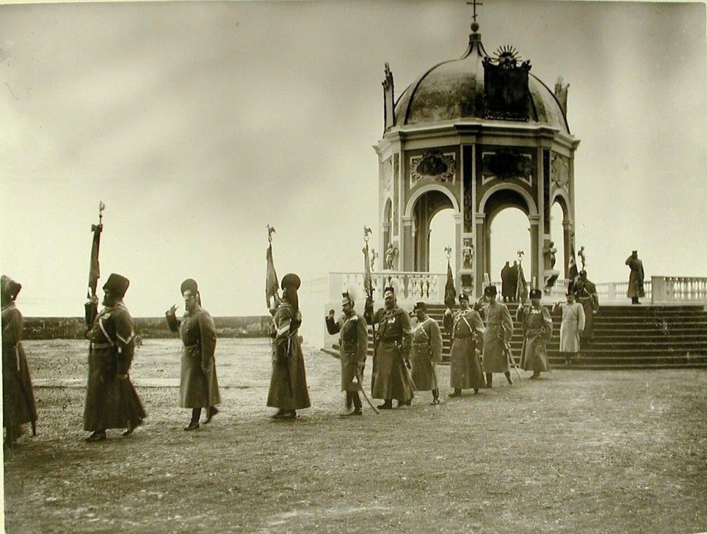 6 января 1904 высшие офицерские чины переносят знамена от Иордани в Зимний дворец. Правообладатель: pastvu.com. 6 января 1904 высшие офицерские чины переносят знамена от Иордани в Зимний дворец. Фото: pastvu.com.