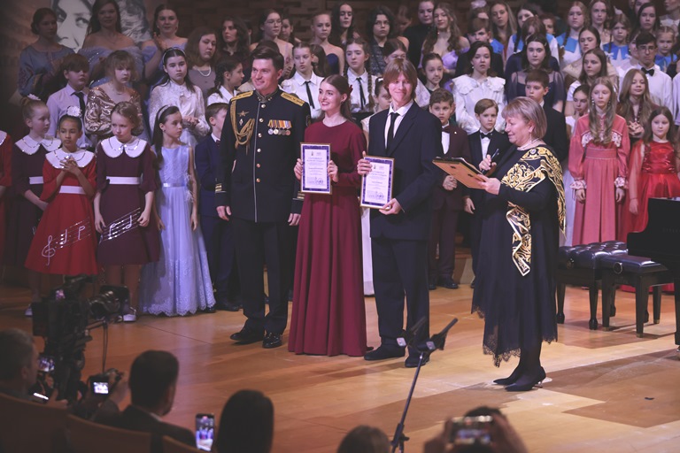 VIII Всероссийский конкурс вокального и инструментального искусства на Приз Культурного центра Елены Образцовой. Начальник Адмиралтейского оркестра Ленинградской военно-морской базы Никита Игнатов, директор конкурса Ирина Чернова и призёры. Фото предоставлено пресс-службой Конкурса. Автор Анатолий Медведь. Правообладатель: Оргкомитет Конкурса.