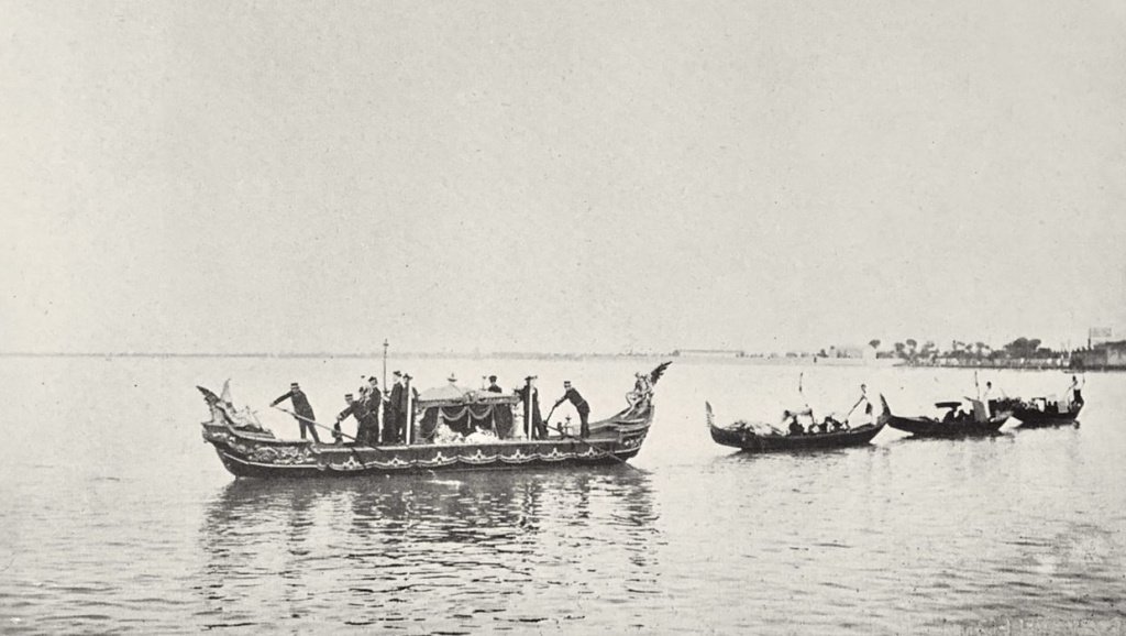 Похороны Сергея Дягилева. Погребальная процессия в Венеции. 1929. Иллюстрация из книги Арнольда Хаскелла Diaghileff: His Artistic and Private Life (1934)