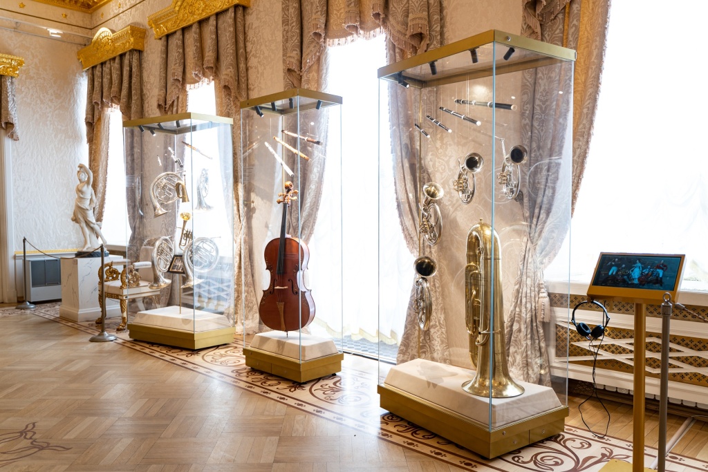 Особое место занимает роскошно декорированная виолончель Николая II.