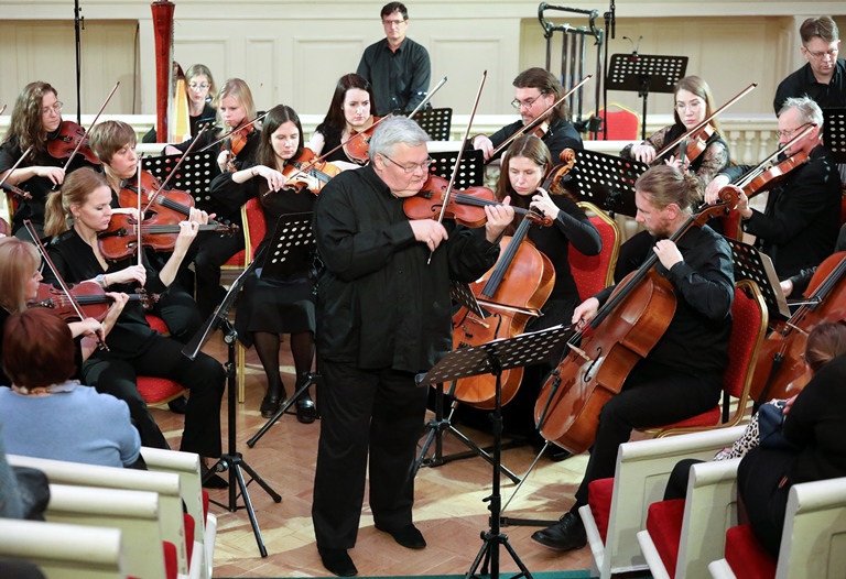 Сергей Стадлер и Симфонический оркестр Санкт-Петербурга. Фото предоставлено организаторами фестиваля «Скрипка. Фестиваль. Санкт-Петербург». Правообладатель: «Петербург-концерт».