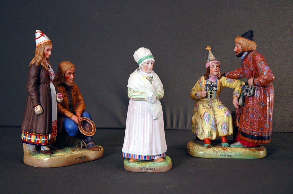 Скульптуры из серии «Народы России». Завод Гарднера, Дмитровская губерния, с.Вербилки. Конец XIX века. Бисквит, роспись. Фото: egmuseum.ru