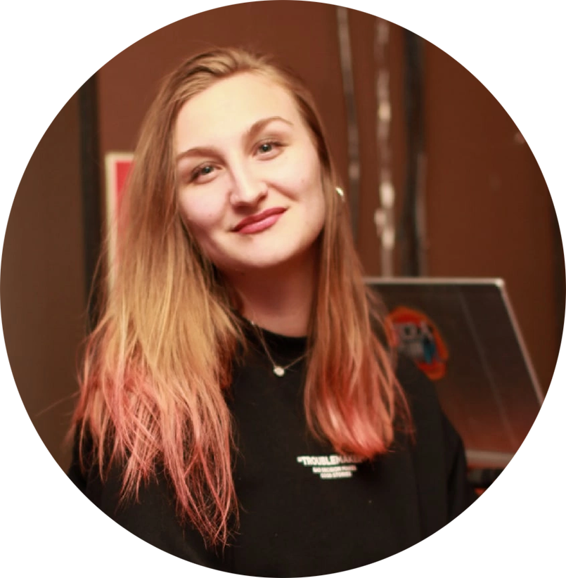 Лидия Соболевская, переводчик русского жестового языка, член Приморского регионального отделения, ОООИ «Всероссийское общество глухих». Правообладатель визуальных материалов в статье: проект ТЕАТРБЕЗГРАНИЦ.