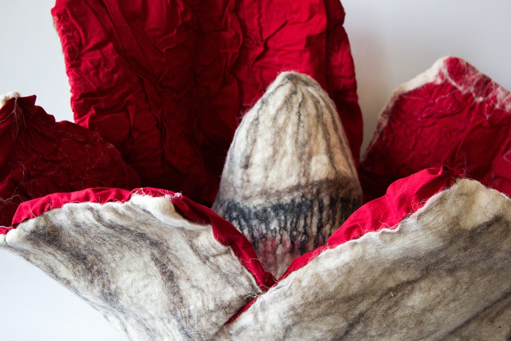 Светлана Изгиева «Мак», объект, войлок, ткань, проволока