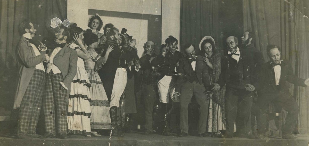 Спектакль по мотиву произведения Николая Гоголя «Ревизор». Фото 1929 г. Фото: Музей СПб РО ВОГ. Спектакль по мотиву произведения Н.В.Гоголя «Ревизор». Фото 1929 г. Музей СПб РО ВОГ.