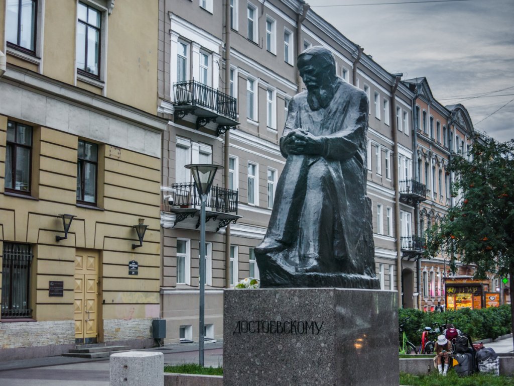 Памятник Достоевскому на Владимирской площади. Фото: Ирина Иванова. Памятник Достоевскому на Владимирской площади. Фото: Ирина Иванова.