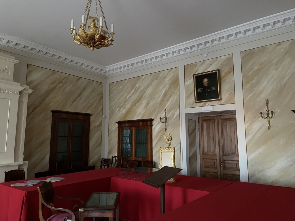 Музей воссоздал обстановку этого парадного зала по сохранившимся воспоминаниям декабристов. 