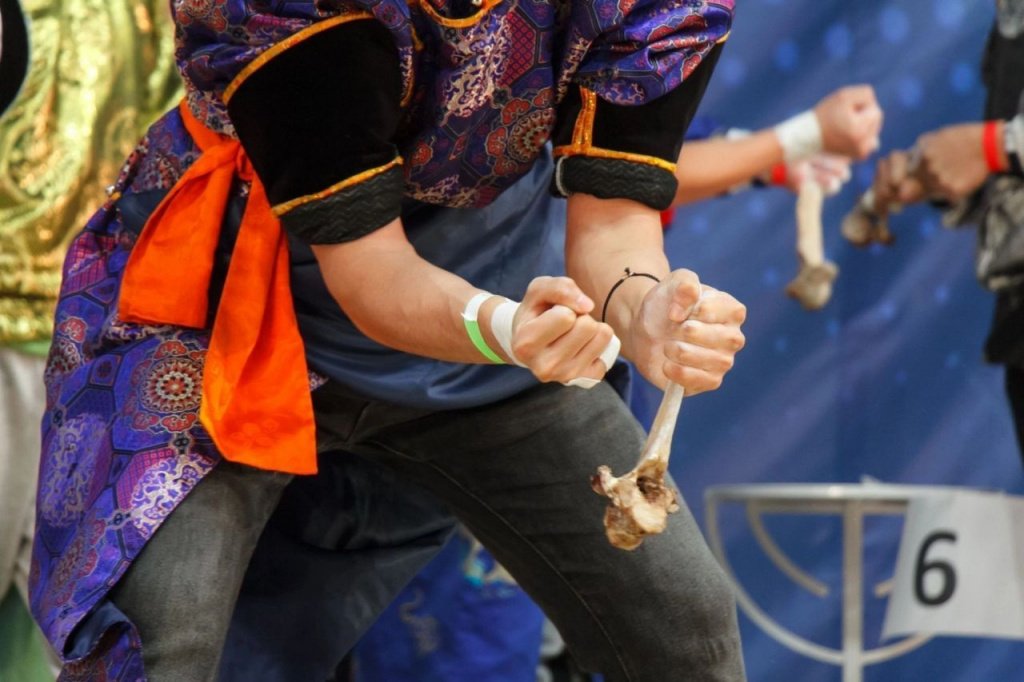 Бурят-монгольское «Разбивание хребтовой кости» или «Сээр хухалха (Һээр шаалган)». Предоставлено Санкт-Петербургским Домом национальностей 02.jpg