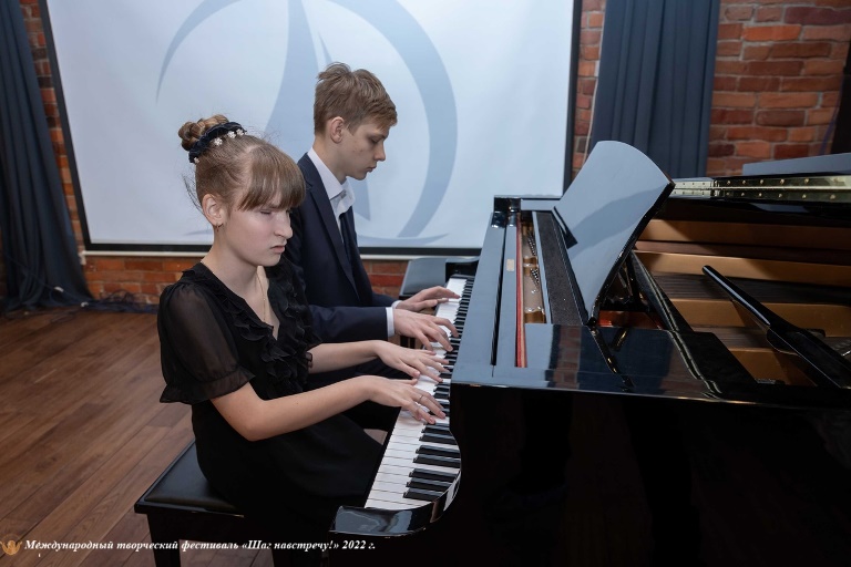 Городской творческий фестиваль «Парус мечты» (2022). Источник: vk.com/festparus. Правообладатель: Оргкомитет фестиваля «Шаг навстречу». 