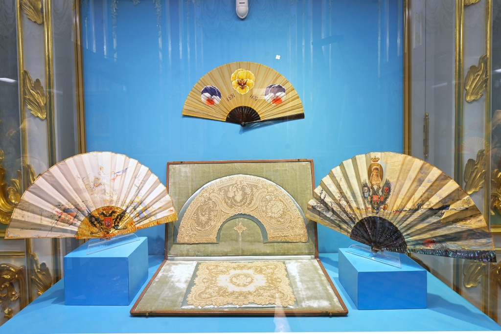 Все они поступили в Эрмитаж из Аничкова дворца, любимой резиденции императрицы. 