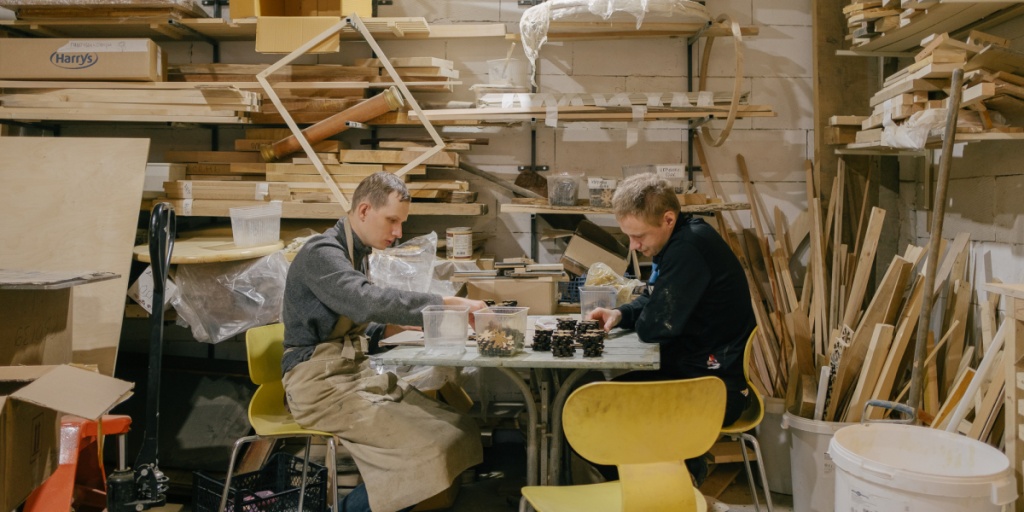 Люди с ментальными особенностями работают в мастерской. Правообладатель: «Простые вещи», prostieveschi.ru. 