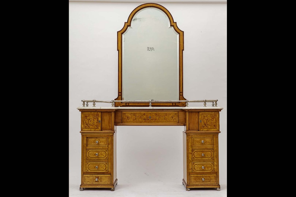 Туалетный стол. Санкт-Петербург. 1890. Фабрика Н. Ф.Свирского. По рисунку Н. В. Набокова. Общий вид. Дар мецената М. Ю. Карисалова.