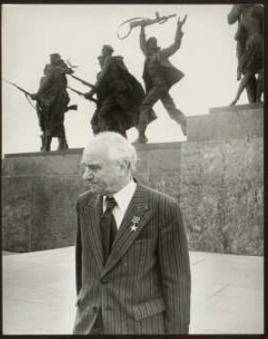 Аникушин на фоне памятника Героическим защитникам Ленинграда.