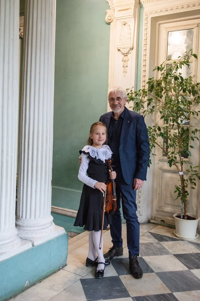 Милана Константинова в будущем мечтает стать музыкантом и выступать вместе с папой. Фото: Ирина Иванова. Правообладатель: Институт культурных программ. 