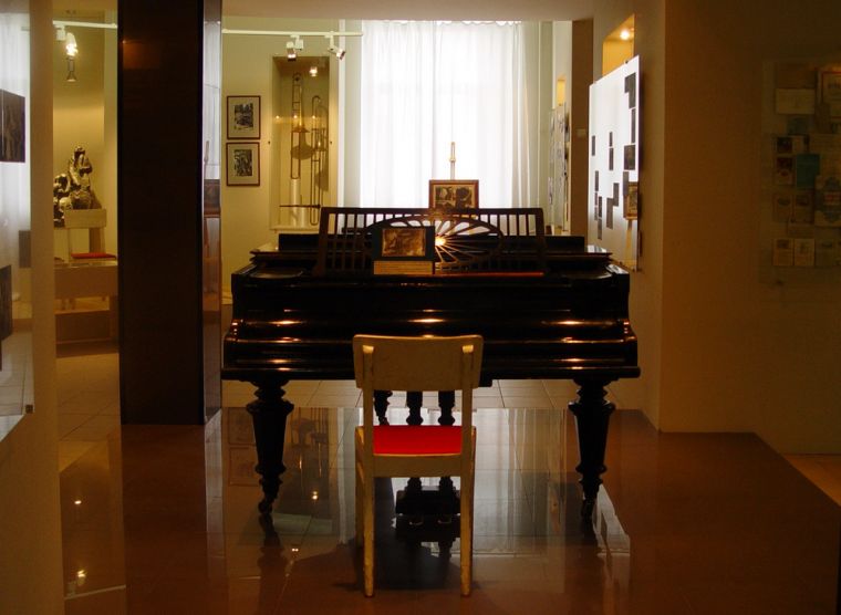 Заставка: интерьер школы