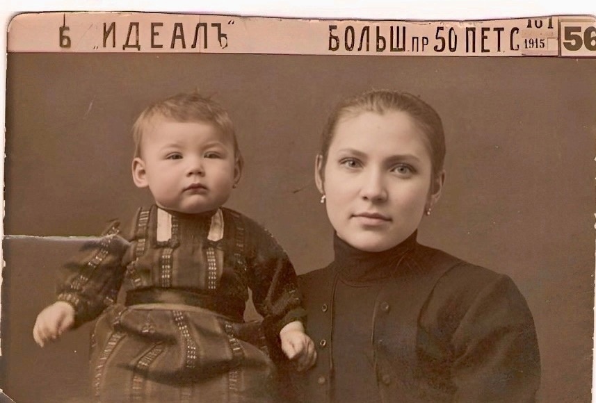 На фотографии Мария Антоновна Борисенкова вместе с дочкой Александрой. Из личного архива Геннадия Дедыка. На фотографии Мария Антоновна Борисенкова вместе с дочкой Александрой. Из личного архива Геннадия Дедыка.