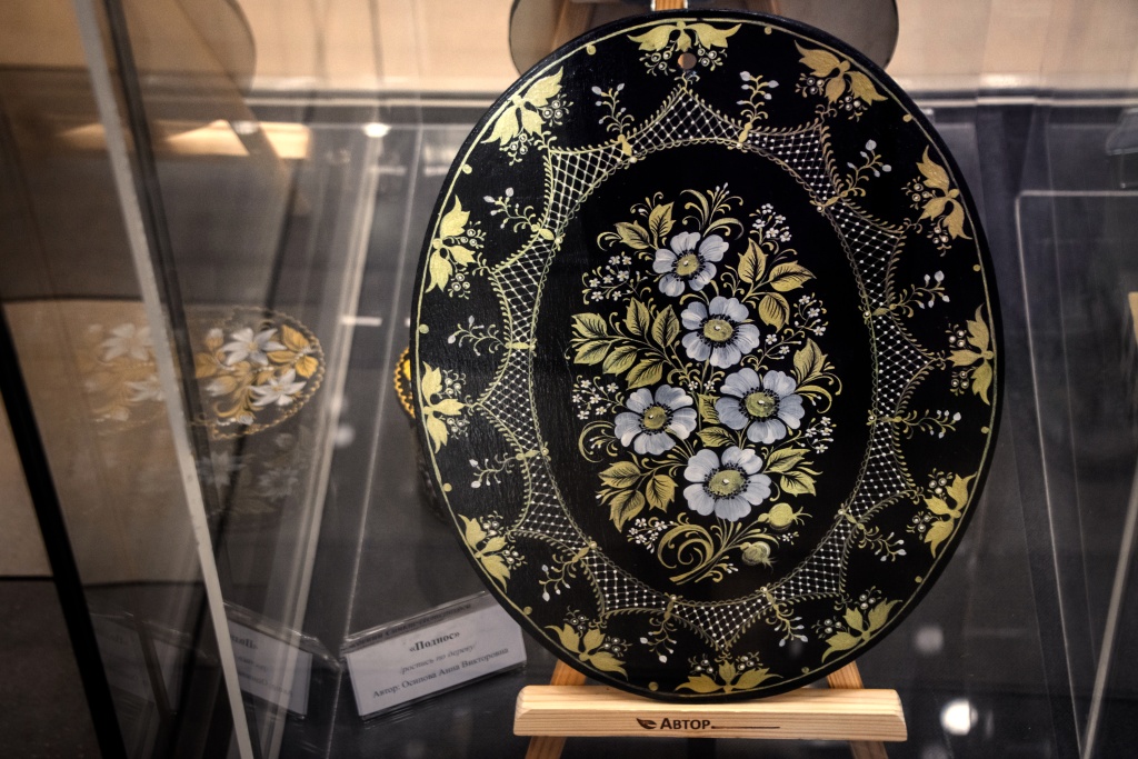 Петербургская роспись подноса Галиной Носковой. Фото: Ирина Иванова.
