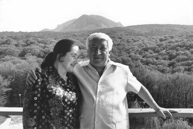 Расул Гамзатов с женой Патимат Гамзатовой, в девичестве – Юсуповой.