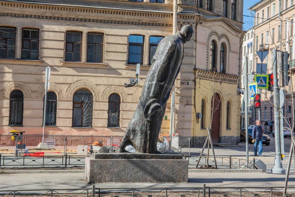 Памятник Блоку на ул. Декабристов. Фото: Ирина Иванова.