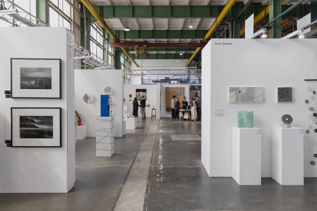 На Port Art Fair участвуют 48 галерей и самоорганизаций, 44 независимых художника и 5 участников секции «Диджитал».