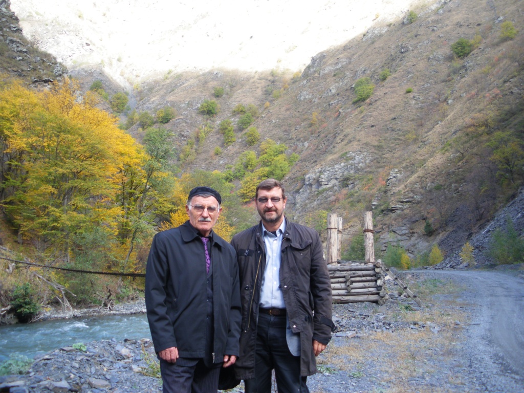 Режиссер Николай Макаров с директором музея-заповедника «Город мертвых» / Из личного архива Макарова