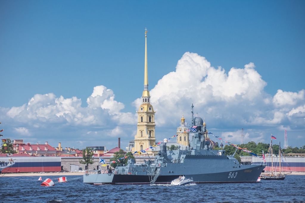 Малый ракетный корабль 3 ранга «Серпухов» на фоне Петропавловской крепости. Бортовой номер - 563. Фото: Ирина Иванова. Малый ракетный корабль 3 ранга «Серпухов» на фоне Петропавловской крепости. Бортовой номер - 563. Фото: Ирина Иванова.
