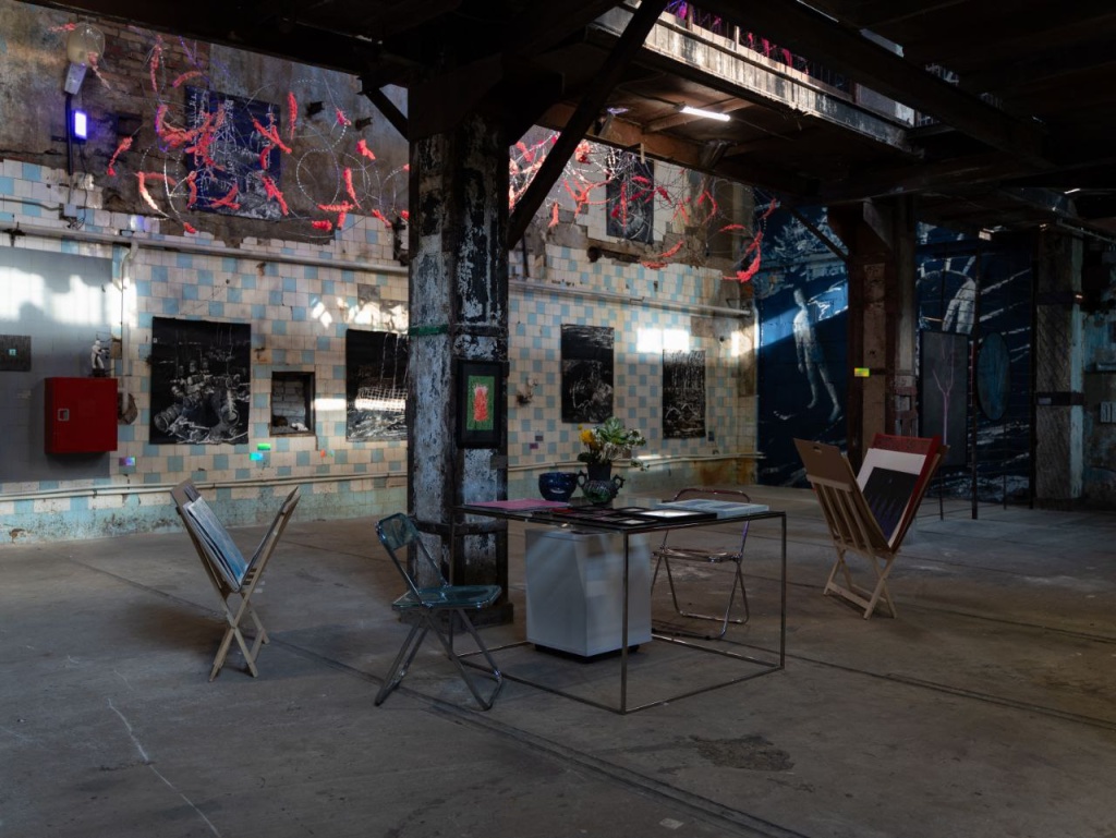 Бывшее пространство фабрики по производству лимонной кислоты трансформировалось в выставочное. Бывшее пространство фабрики по производству лимонной кислоты трансформировалось в выставочное.