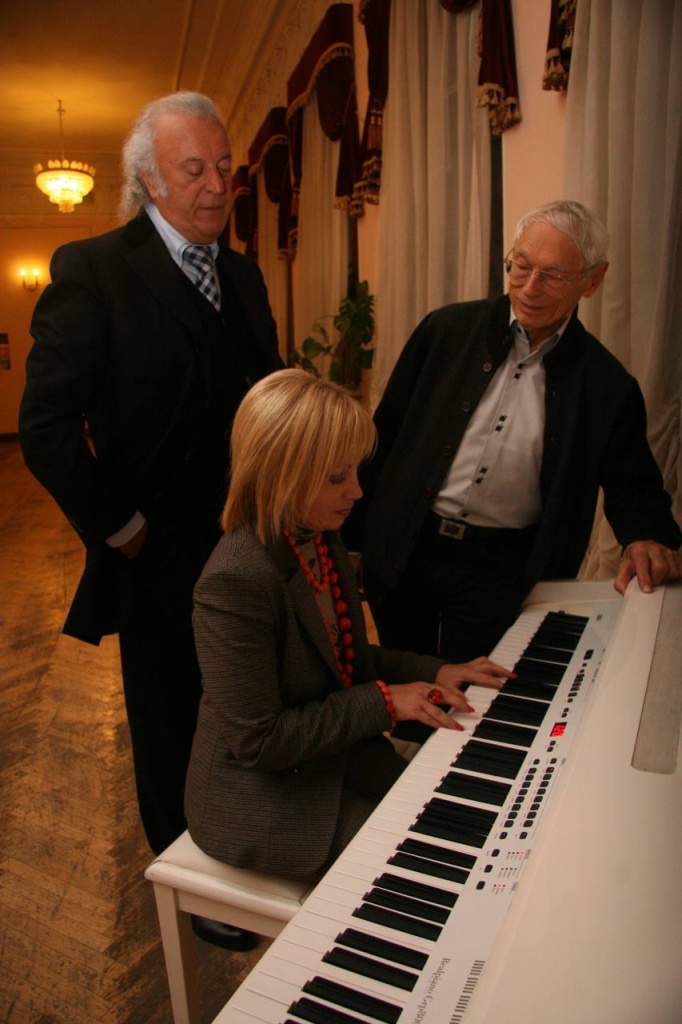 Ирина Брондз с Ильей Резником и Александром Зацепиным в момент постановки мюзикла "31 июня" (2014 г). Фото из архива театра "Карамболь". 