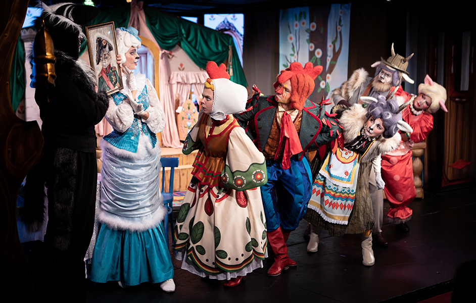 Сцена из спектакля «Кошкин дом». Фото: teatrlegenda.ru. Правообладатель: Театр «Легенда». Screenshot 2026-03-13 at 14-47-30 vse.webp (изображение «WEBP» 942 × 600 пикселей).png