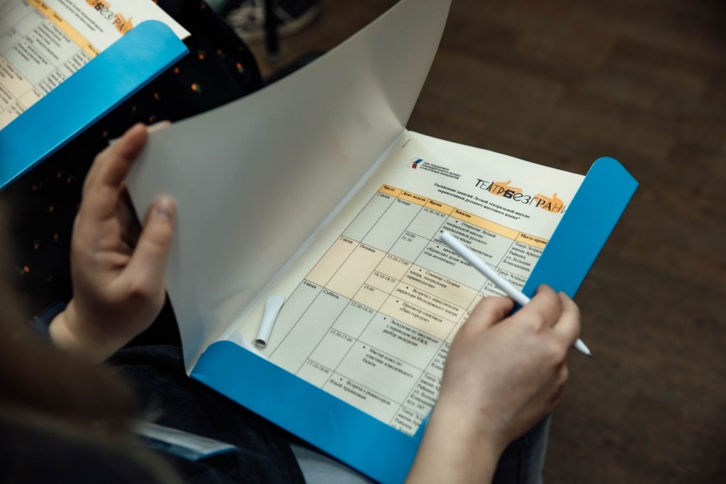 Занятие в Летней школе переводчика РЖЯ. Правообладатель визуальных материалов в статье: проект ТЕАТРБЕЗГРАНИЦ.