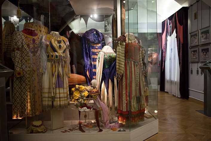 Фото: alexandrinsky.ru / Маскарадные костюмы («Маскарад» М. Ю. Лермонтова, режиссёр — Вс. Э. Мейерхольд, художник — А. Я. Головин, 1917 г.) Фото: alexandrinsky.ru / Маскарадные костюмы («Маскарад» М. Ю. Лермонтова, режиссёр — Вс. Э. Мейерхольд, художник — А. Я. Головин, 1917 г.)