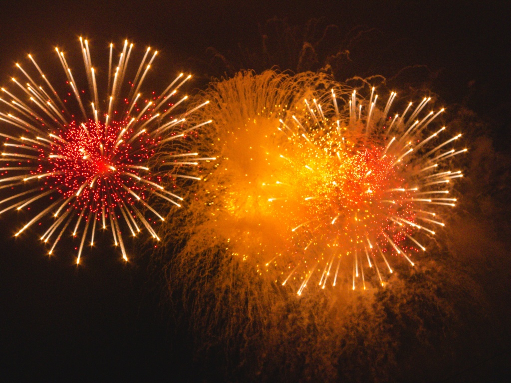  Праздничный салют ко Дню полного освобождения Ленинграда от фашистской блокады. Фото: Ирина Иванова.