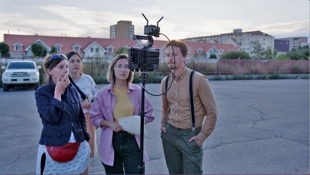 Слева направо: Анна Турчанинова (режиссер), Александра Исаева (адаптатор жестового языка), Николай Ефутин (ведущий) за работой. Правообладатель: пресс-служба ООО «Языки без границ».