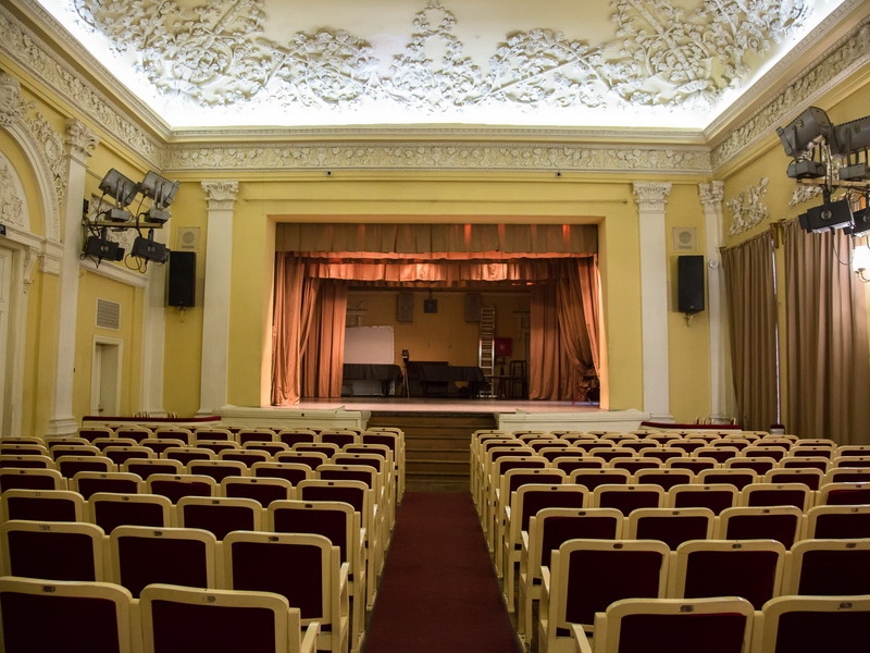 Сцена в Санкт-Петербургском отделении Союза театральных деятелей Российской Федерации. Правообладатель: СПБ СТД РФ, spbstdrf.ru.