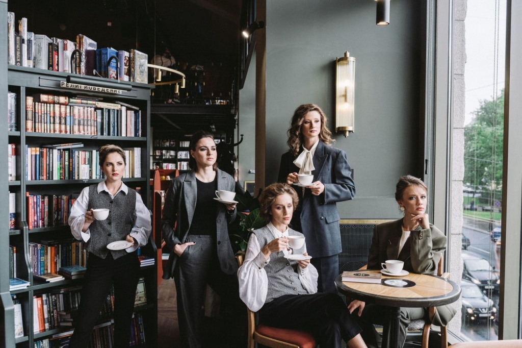 Актрисы театра «Мастерская»: Юлия Вибе, Анастасия Стебнева, Ульяна Лучкина, Дарья Соловьева и Дарья Завьялова.